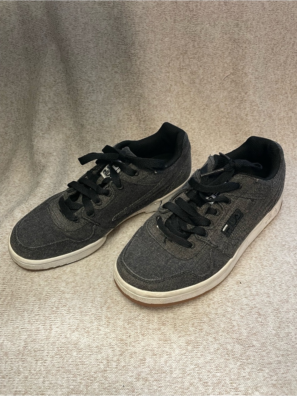 Kids Fila Low-Top Sneakers in Dark Charcoal Black